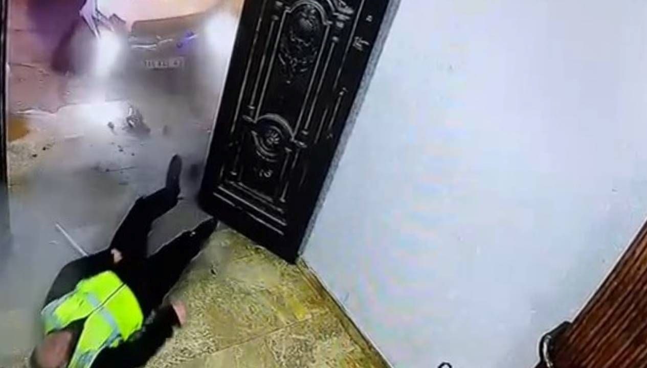 Otopark görevlisine çarpan minibüsün şoförü, aracını bırakıp kaçtı 71 otopark gorevlisine carpan minibusun soforu aracini birakip kacti