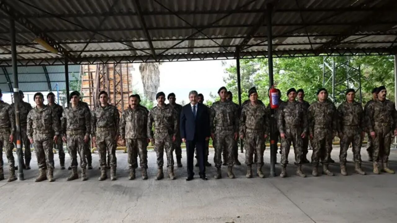 Özel Harekat Polisleri, dualarla Suriye'ye uğurlandı 71 ozel harekat polisleri dualarla suriyeye ugurlandi nrjjCzNt