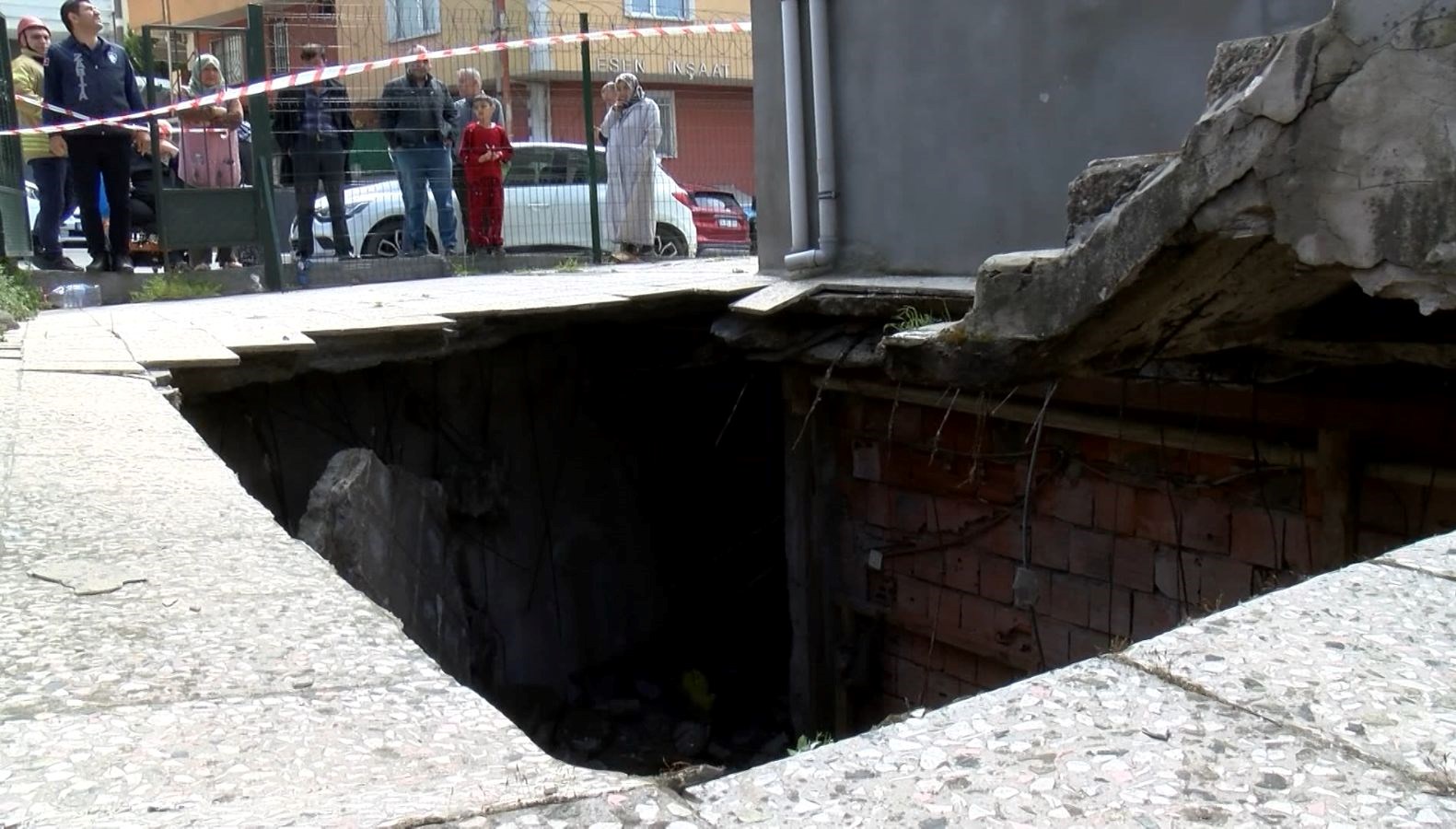 pendikte binanin bahce tabani coktu CIwXiwlB