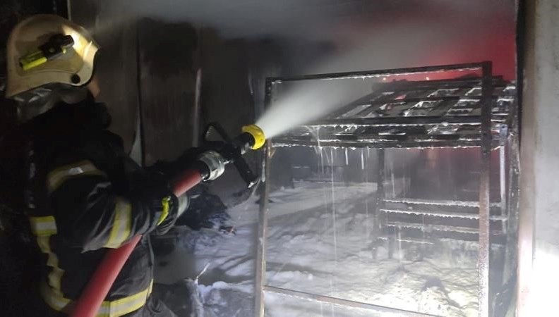 Personellerin kaldığı konteynerde yangın paniği 71 personellerin kaldigi konteynerde yangin panigi bSeimOIC