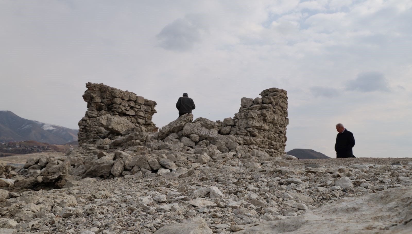 pertek kalesindeki sular cekildi askeri nizamiye gun yuzune cikti ZWfPJeL5