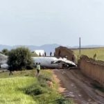 pistten cikan ucak duvara carpti jqkyyVeP