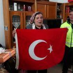 polis helikopterine bayrak sallayan ayse teyze aglaya aglaya iceri girdim cok duygulandim Z9t8Z7ln