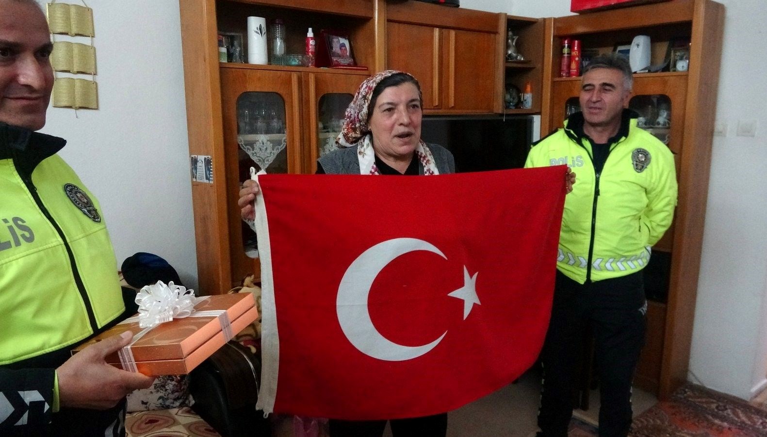 Polis helikopterine bayrak sallayan Ayşe teyze: "Ağlaya ağlaya içeri girdim, çok duygulandım" 71 polis helikopterine bayrak sallayan ayse teyze aglaya aglaya iceri girdim cok duygulandim Z9t8Z7ln