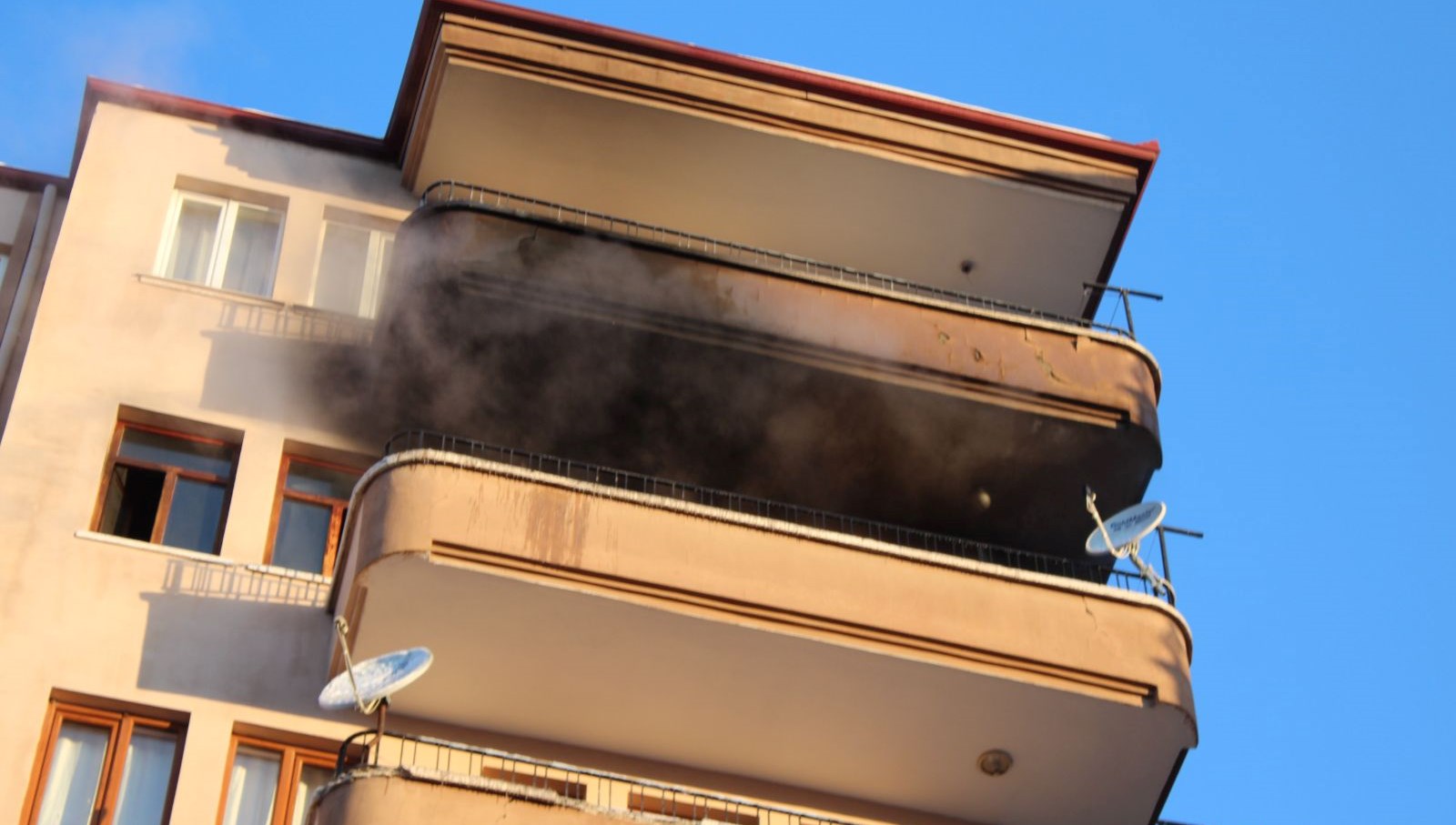 prizden yangin cikti 1i cocuk 3 kisi dumandan etkilendi wXWXEIl2