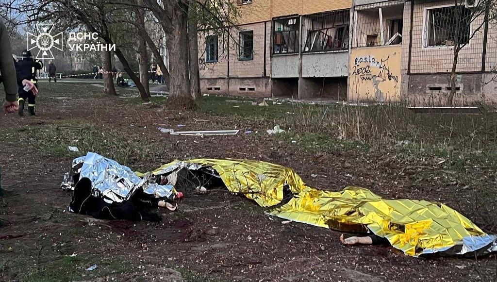 Rus Füzesi Zelenski'nin Memleketinde Çocuk Parkında Ölüm Saçtı 71 rusya zelenskinin memleketini balistik fuzeyle vurdu cocuk parkinda cansiz vucutlar FBwDlDhm