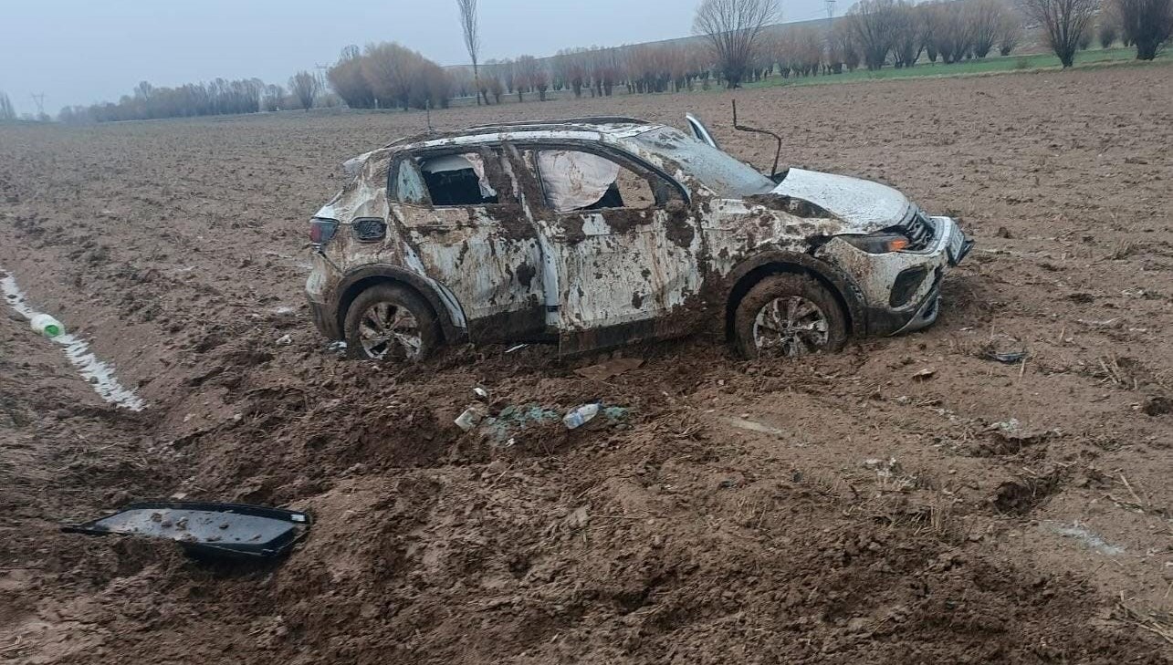 sarampole devrilen arabada 2 kisi yaralandi DNzSCZ1q