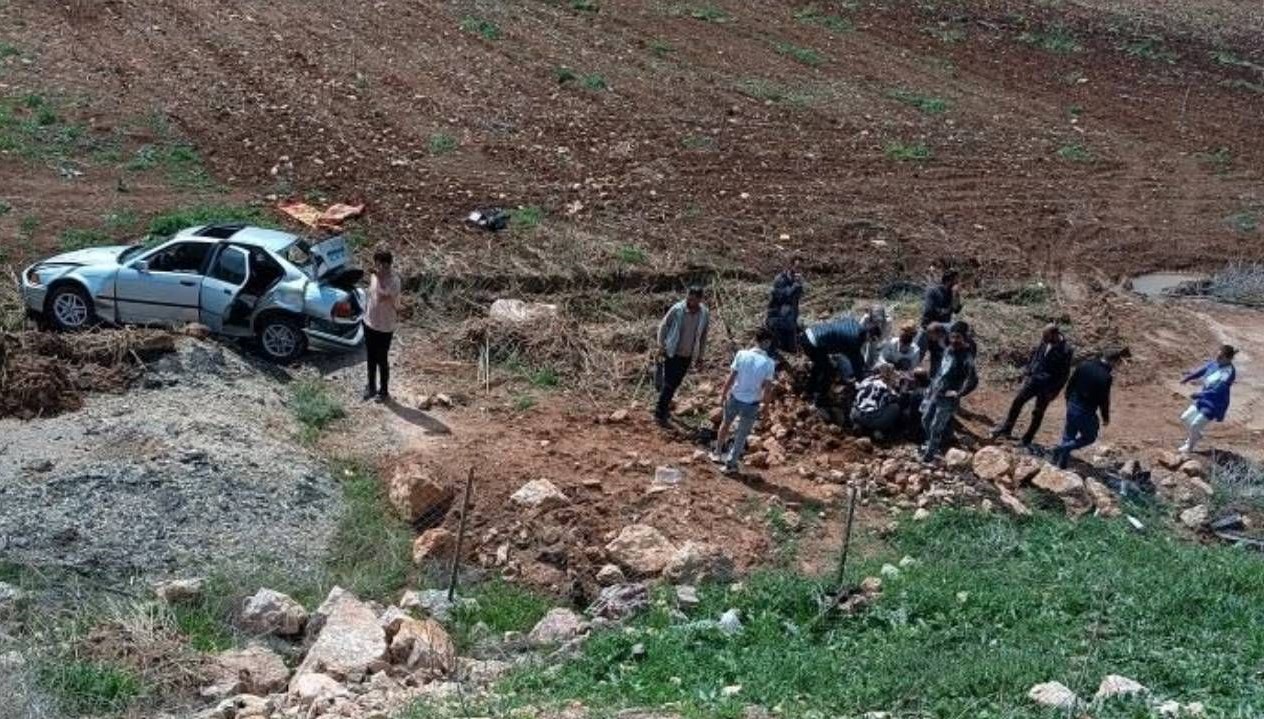 Şarampole yuvarlanan arabadaki üç kişi yaralandı 71 sarampole yuvarlanan arabadaki uc kisi yaralandi