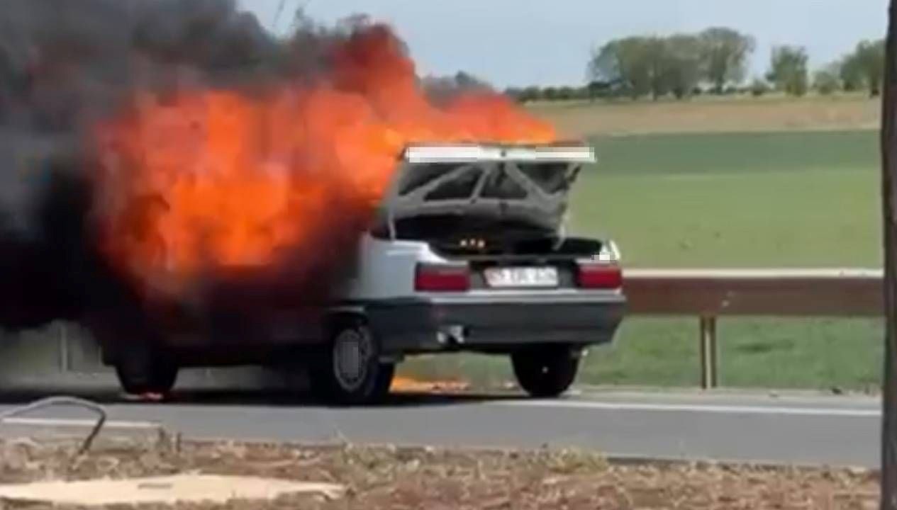 Seyir halindeki araba alev aldı 71 seyir halindeki araba alev aldi JsGFzrCR