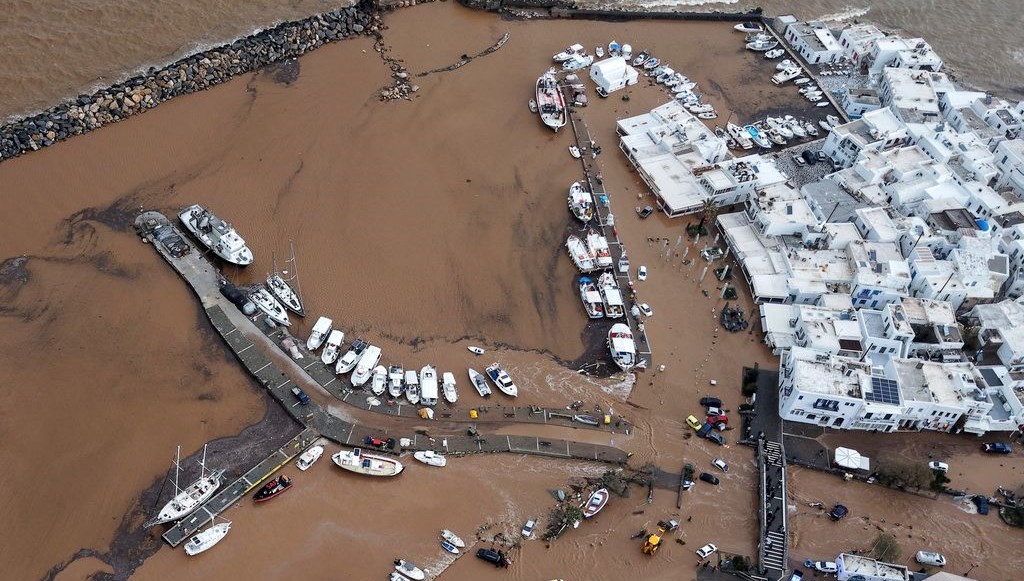 siddetli yagis yunan adalarini vurdu sel arabalari surukledi mbCPnZyE