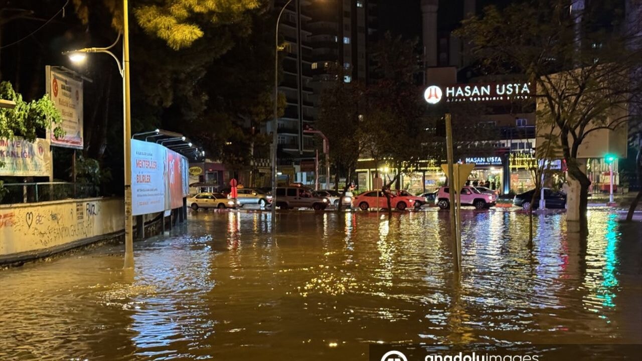 siddetli yagmur adanayi vurdu araclar suya gomuldu 7Fgg4HZN