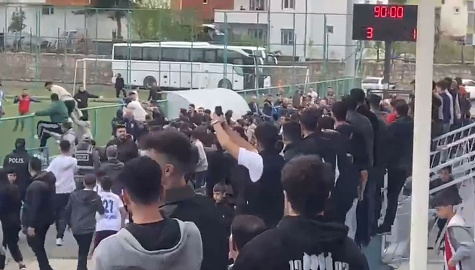 Siirt’te amatör lig maçında futbolcuların hengamesine taraftar da karıştı 71 siirtte amator lig macinda futbolcularin hengamesine taraftar da karisti 1pWga8jy