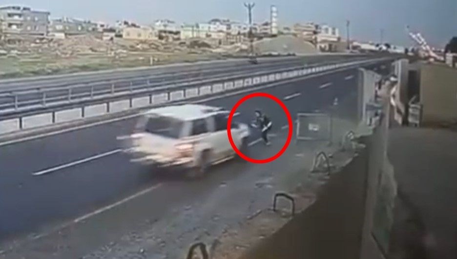 sinema uzere kovalamaca yola kapan atan polise carpip yaraladi MhMTR3kh