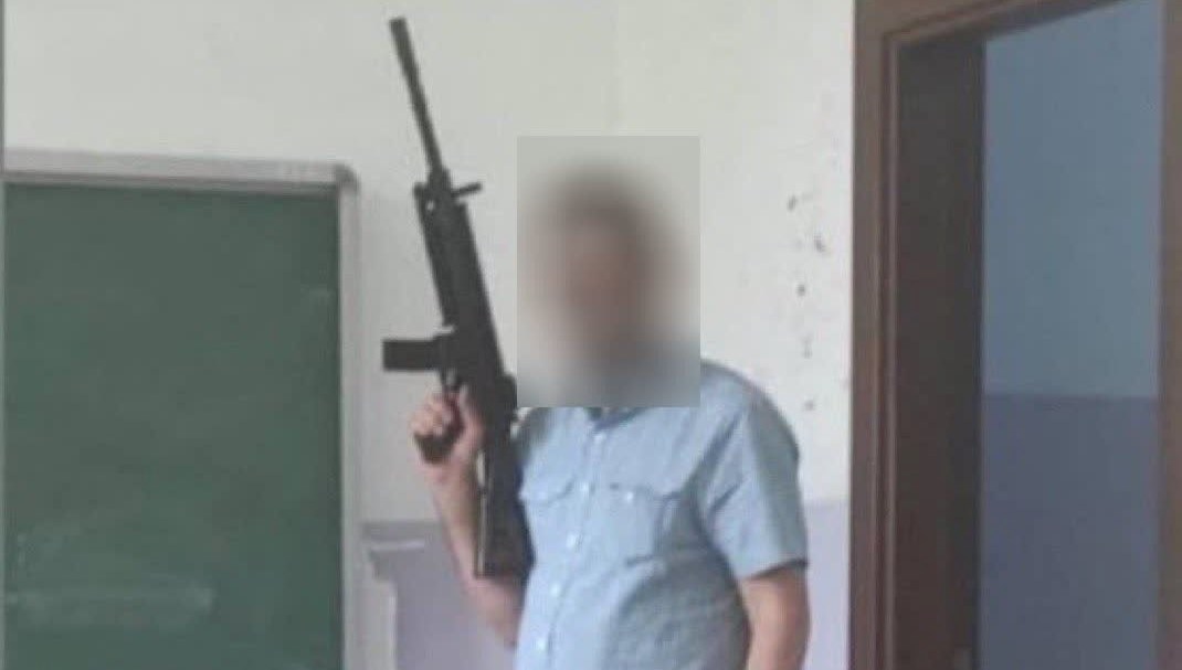 sinifta tufekle poz veren mudur yardimcisina sorusturma LPkg6a7H