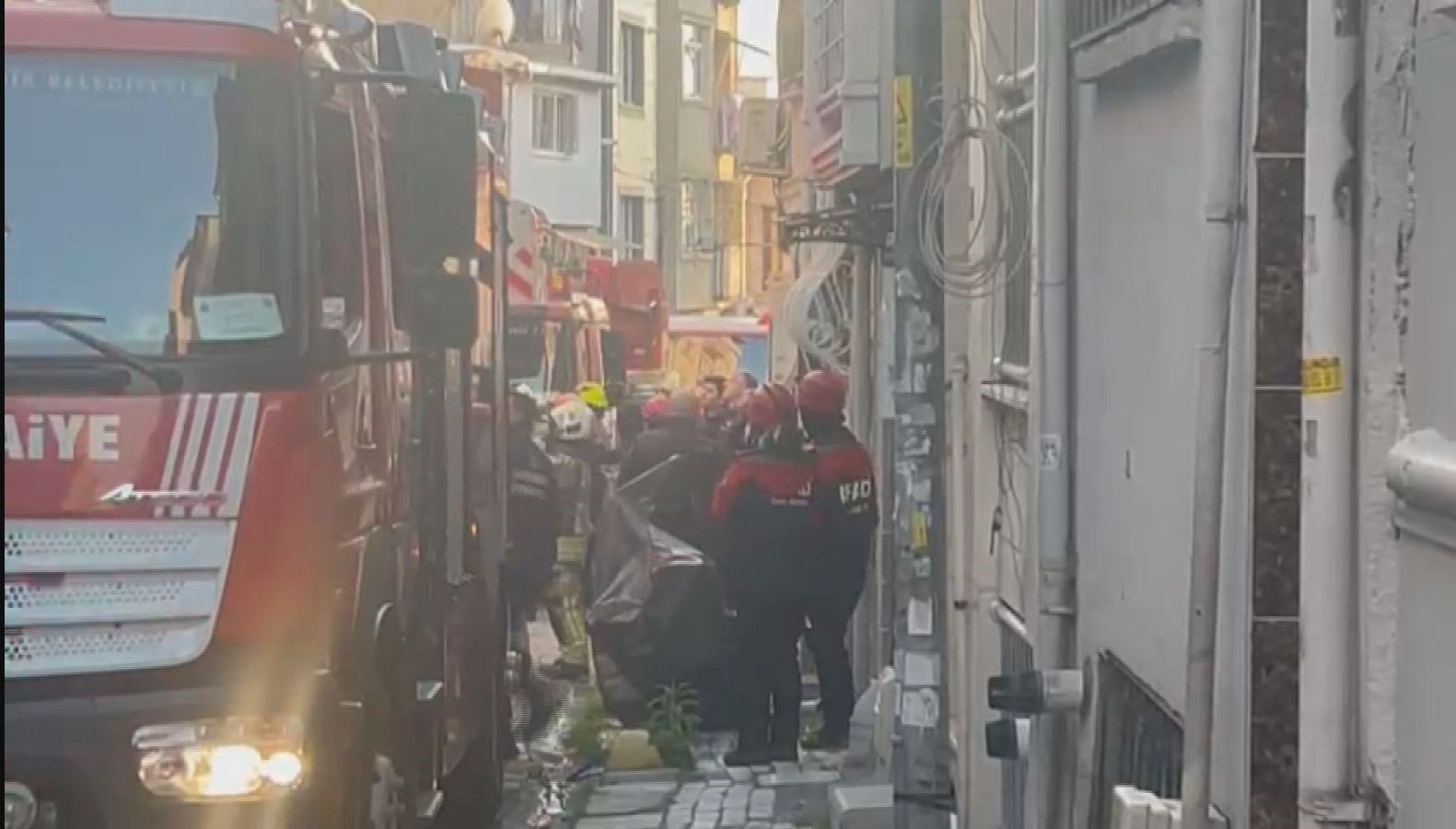 sislide bos bir binada kismi cokme meydana geldi LLfCBEmi