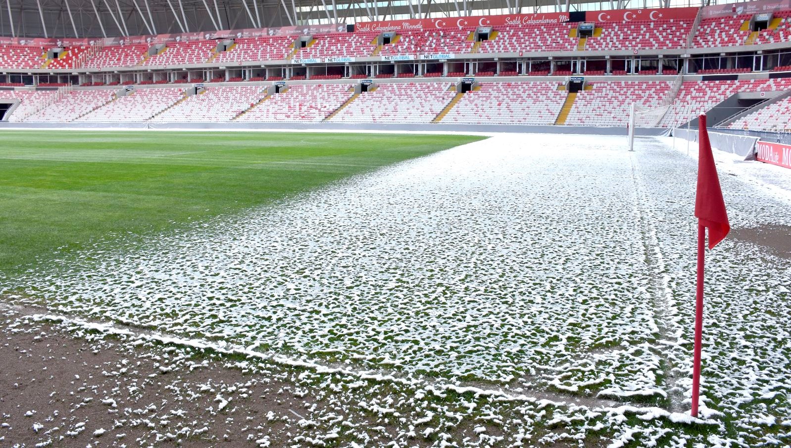sivasspor fenerbahce maci oncesi stadyum tabani kismen karla kaplandi A64Ed2h3