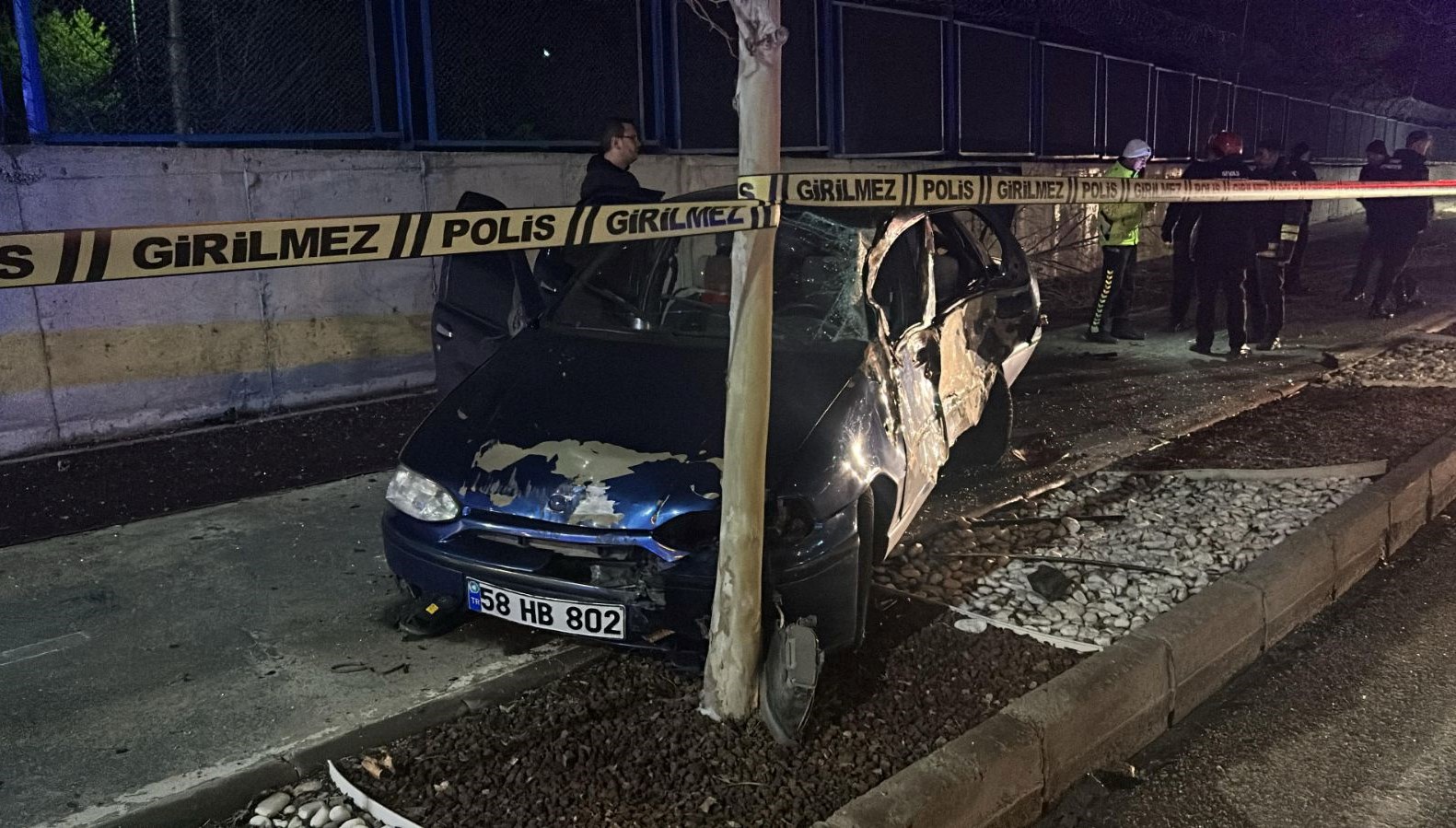 sivasta feci kaza agaca carpip can verdi UmjWMPPL