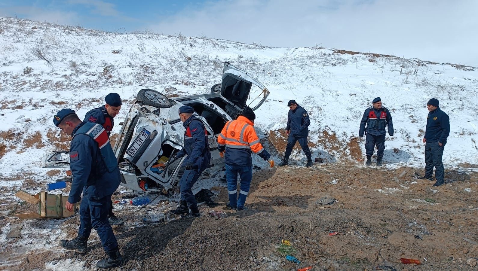 sivasta karli yolda kaza uc yarali