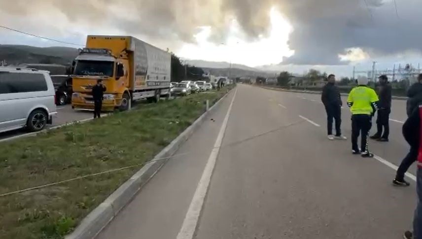 Sivas'ta Yüksek Gerilim Hattı Koptu: Karayolu Trafiğe Kapalı! 71 sivasta kopan yuksek tansiyon siniri nedeniyle karayolu ulasima kapandi PgegcyZN