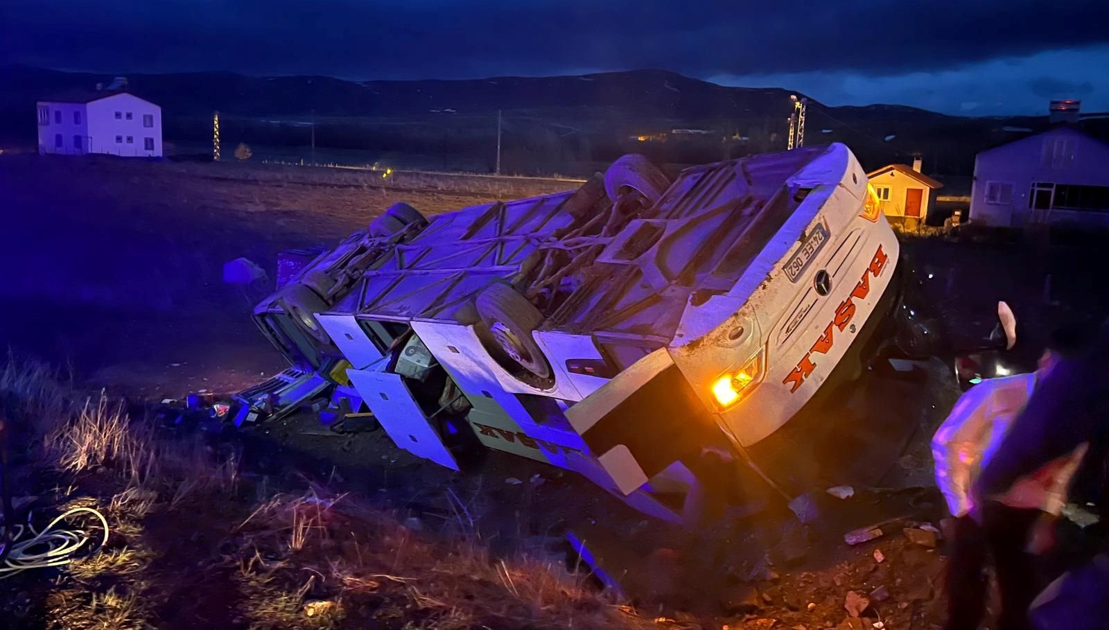 sivasta yolcu otobusu devrildi 2 kisi oldu 25 kisi yaralandi WCyKA3f2