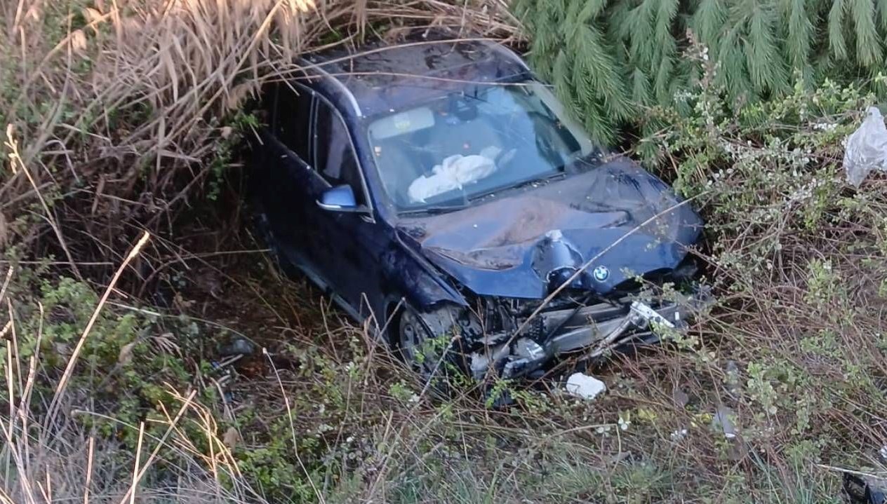 Şoför direksiyon hakimiyetini kaybetti, araba şarampole uçtu 71 sofor direksiyon hakimiyetini kaybetti araba sarampole uctu