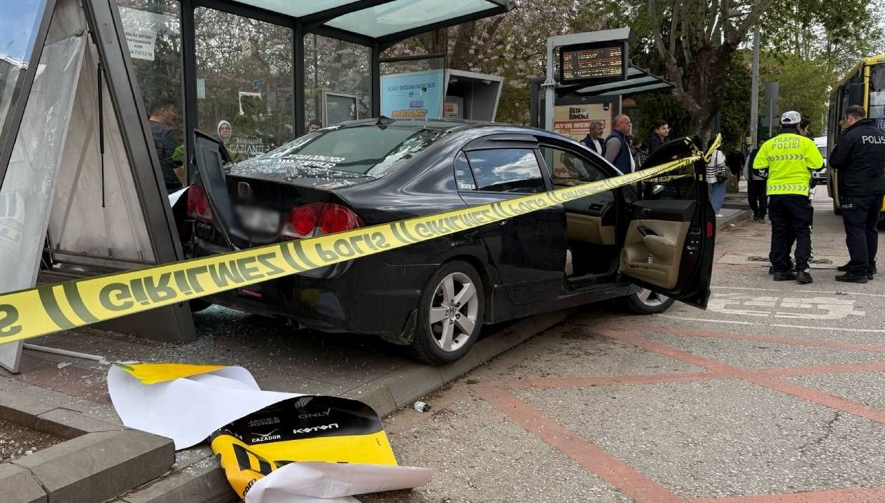 Şoförünün hakimiyetini yitirdiği araba otobüs durağına daldı 71 soforunun hakimiyetini yitirdigi araba otobus duragina daldi lMVzNd8k