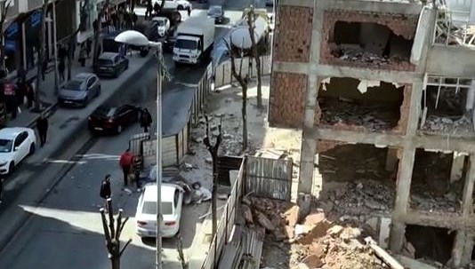 sokagi savas alanina ceviren yikim beton kesimleri arabanin uzerine dustu bR4jEkhT