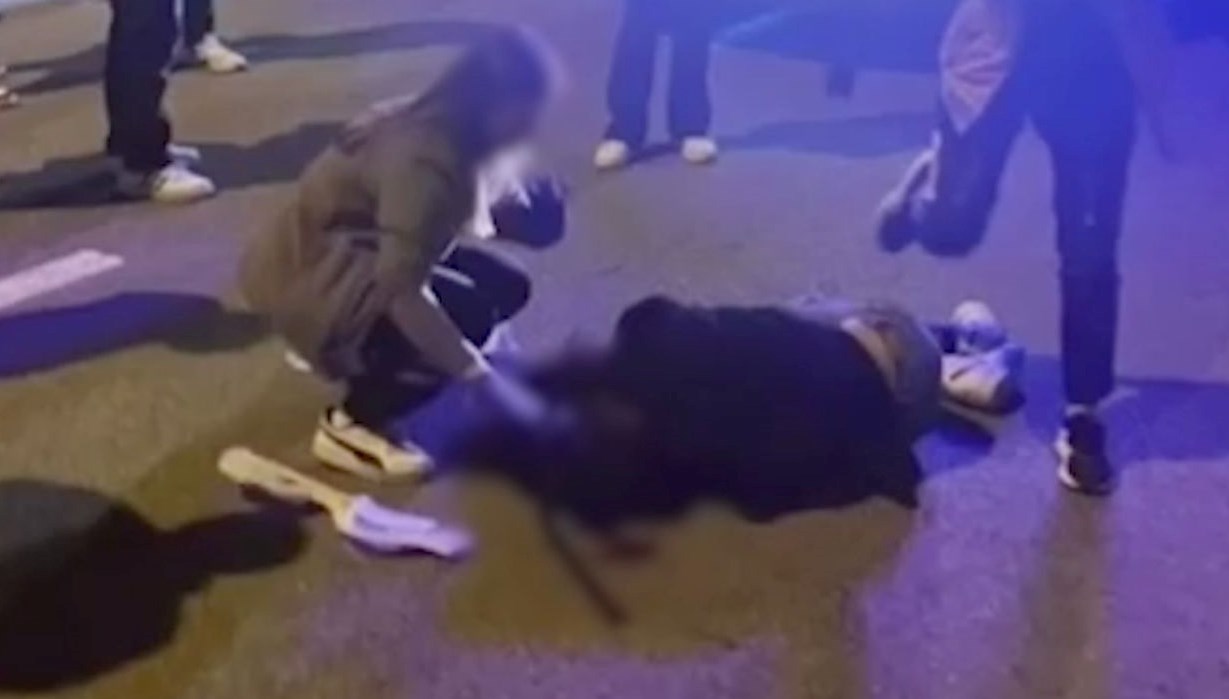 sokak ortasinda cinsel taciz ve dayak uc saldirgan tutuklandi 9E2uldEE