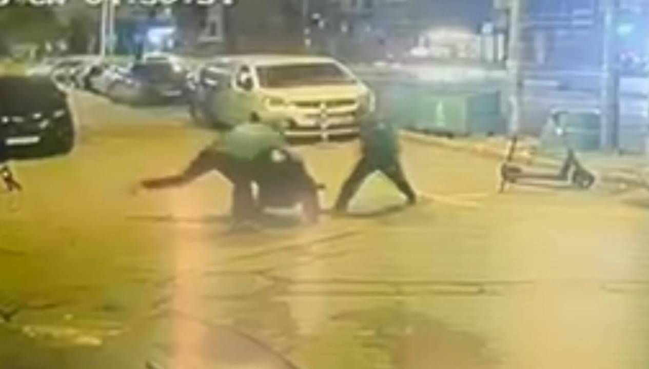 Sokak ortasında gasp: Tekme tokat dövüp parasını aldılar 71 sokak ortasinda gasp tekme tokat dovup parasini aldilar TrQ6PCMk