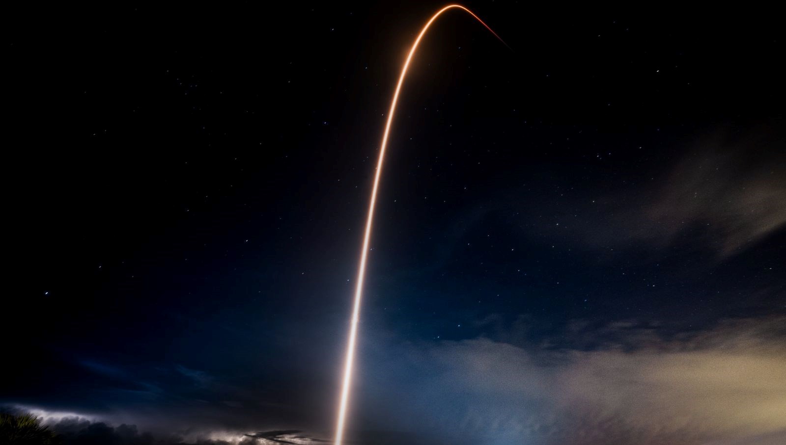 spacexten bir birinci kutup yorungesine beserli uzay ucusu