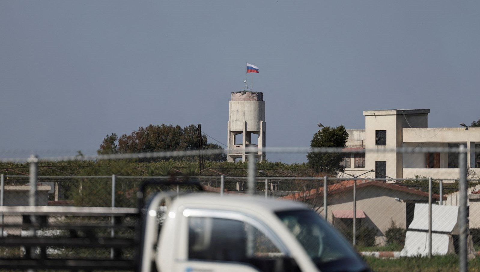 suriyede yakit krizi rusya askeri usleri elinde tutmak icin sevkiyat yapiyor 8SOZzT3y