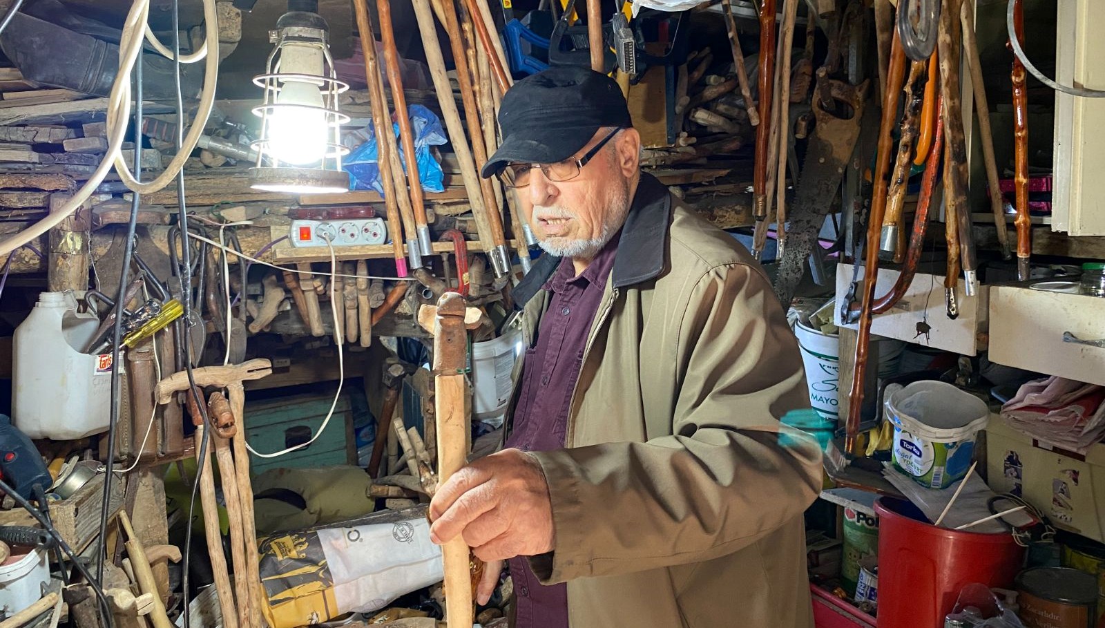 Tabiattan toplayıp dönüştürüyor: Meskeninin odunluğunu atölyeye çevirdi 71 tabiattan toplayip donusturuyor meskeninin odunlugunu atolyeye cevirdi quMNR7Bq