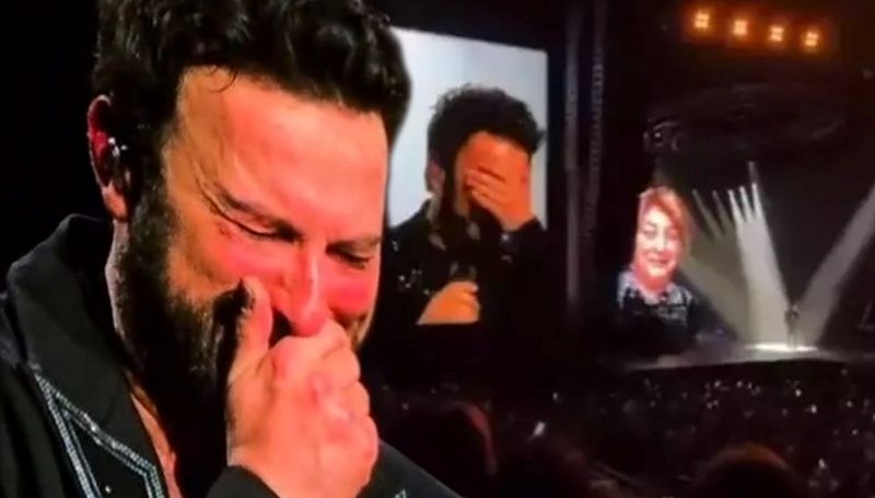 tarkan annesini kaybettikten sonra birinci sefer sahnede gozyaslarina boguldu cBlZrI4G