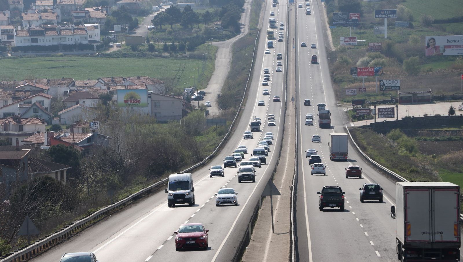 tatilcilerin istanbula trafigi bircok noktada yogunluk yasaniyor DQ5nlMVU