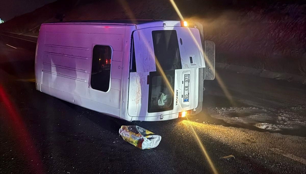Taziyeden dönenleri taşıyan minibüs takla attı: 1 meyyit, 10 yaralı 71 taziyeden donenleri tasiyan minibus takla atti 1 meyyit 10 yarali iw8a5XIL