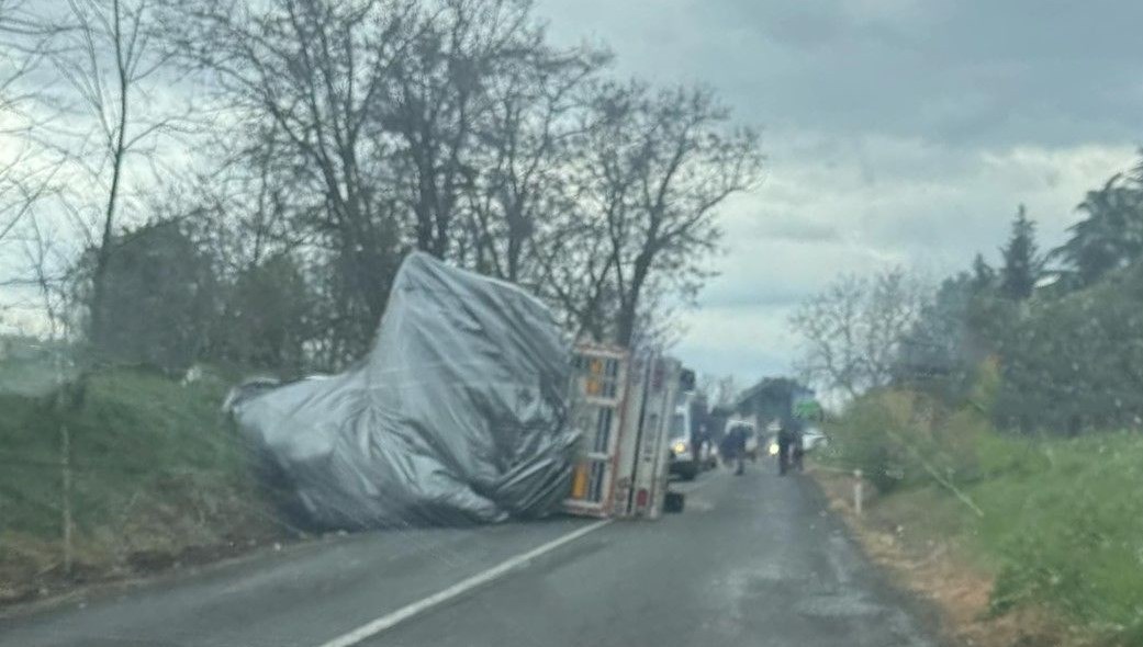 tekirdagda saman yuklu tir devrildi 1 yarali 2sWz4rpp