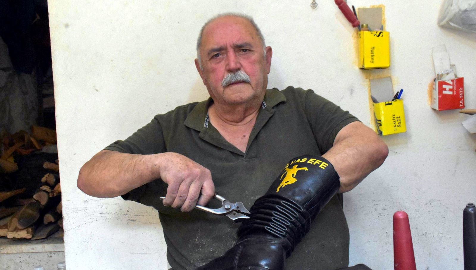 Tireli Hasan usta, 64 yıldır mesleğini sürdürüyor: "Elle yapan öbür usta yok" 71 tireli hasan usta 64 yildir meslegini surduruyor elle yapan obur usta yok BJcO2HFm