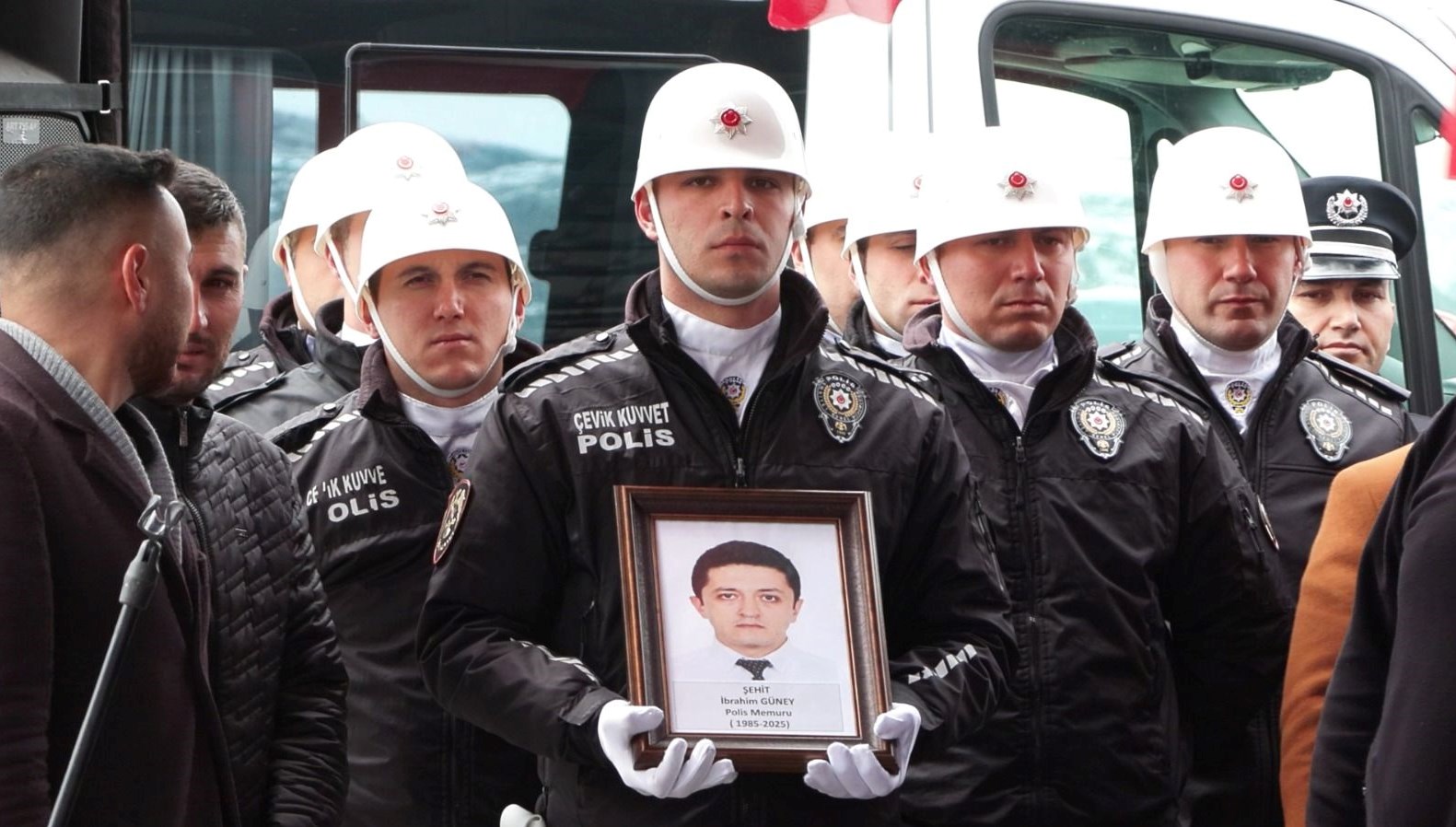 Trafik kazasında şehit olan polis memuru son seyahatine uğurlandı 71 trafik kazasinda sehit olan polis memuru son seyahatine ugurlandi 8YhVNhV8