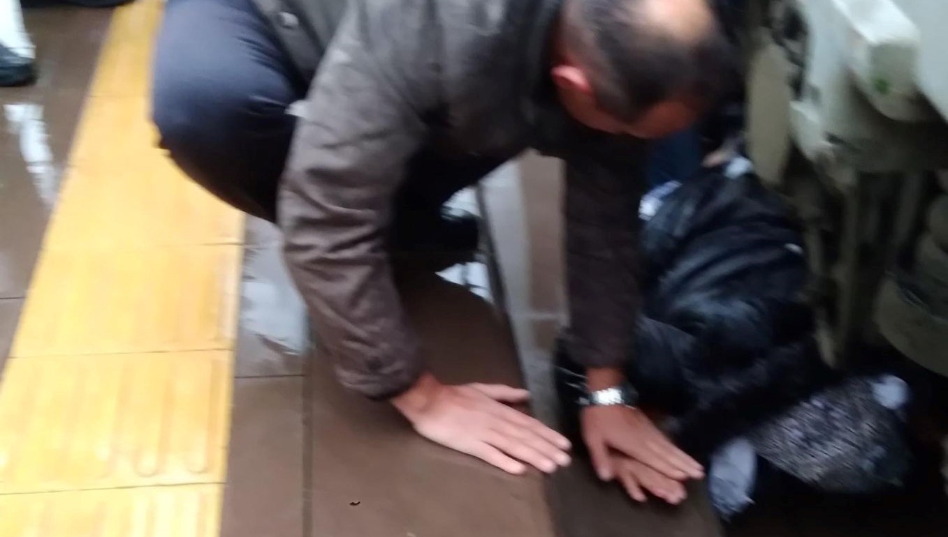 Trenle peron ortasına sıkışan bayanı makinistin dikkati kurtardı 71 trenle peron ortasina sikisan bayani makinistin dikkati kurtardi AtGGlFDl