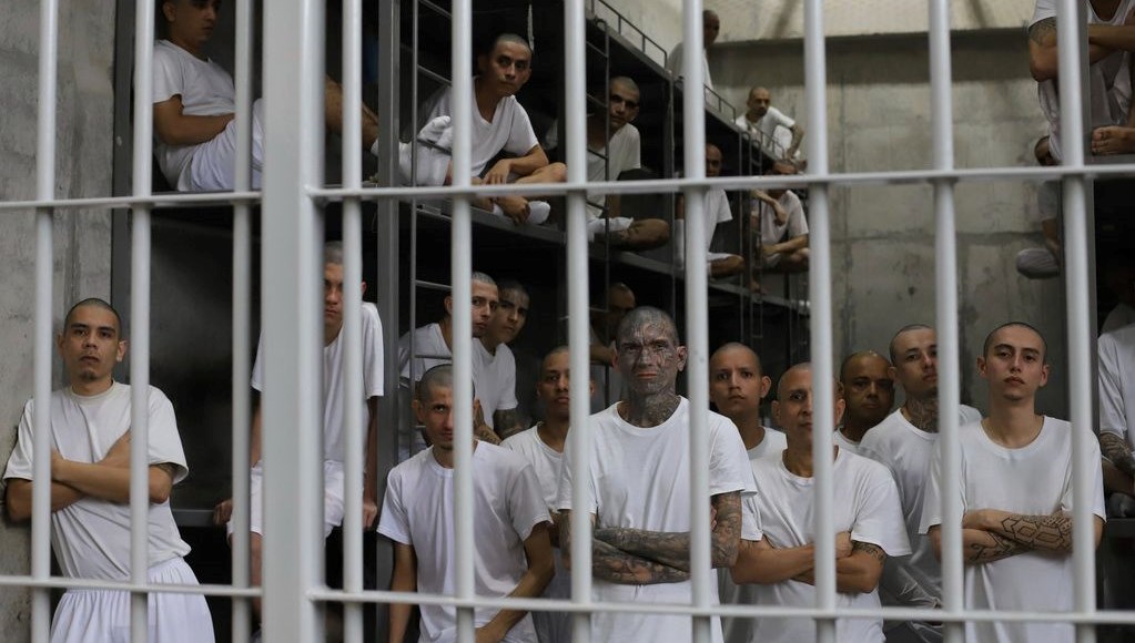 trump siyasetine yasal darbe ezkaza hudut disi edilen adamin iadesi icin 3 gun sure SsWHugeD