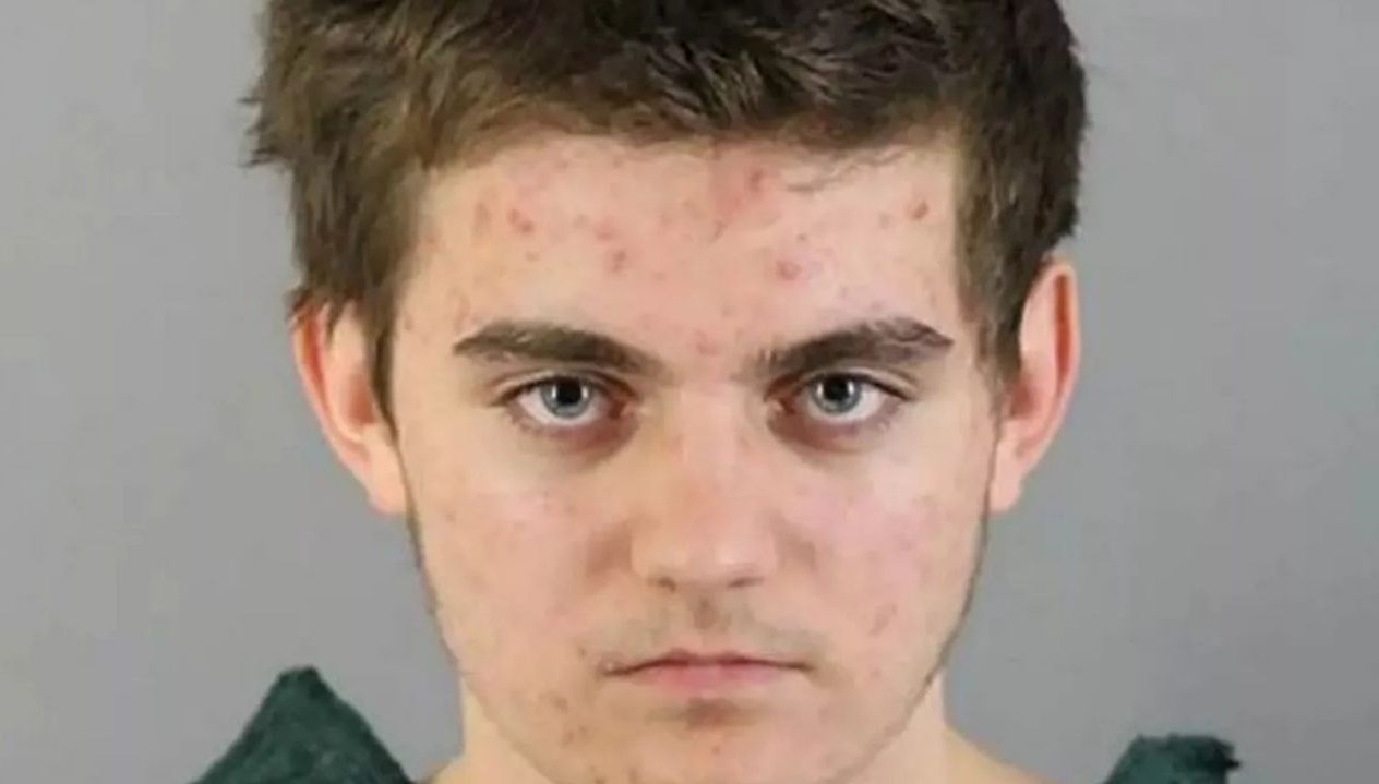 trumpa suikast icin annesini ve uvey babasini oldurdu