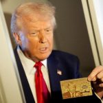 trumpin 5 milyon dolarlik altin karti uzerinde kendi resmi var N98Ot7ZR