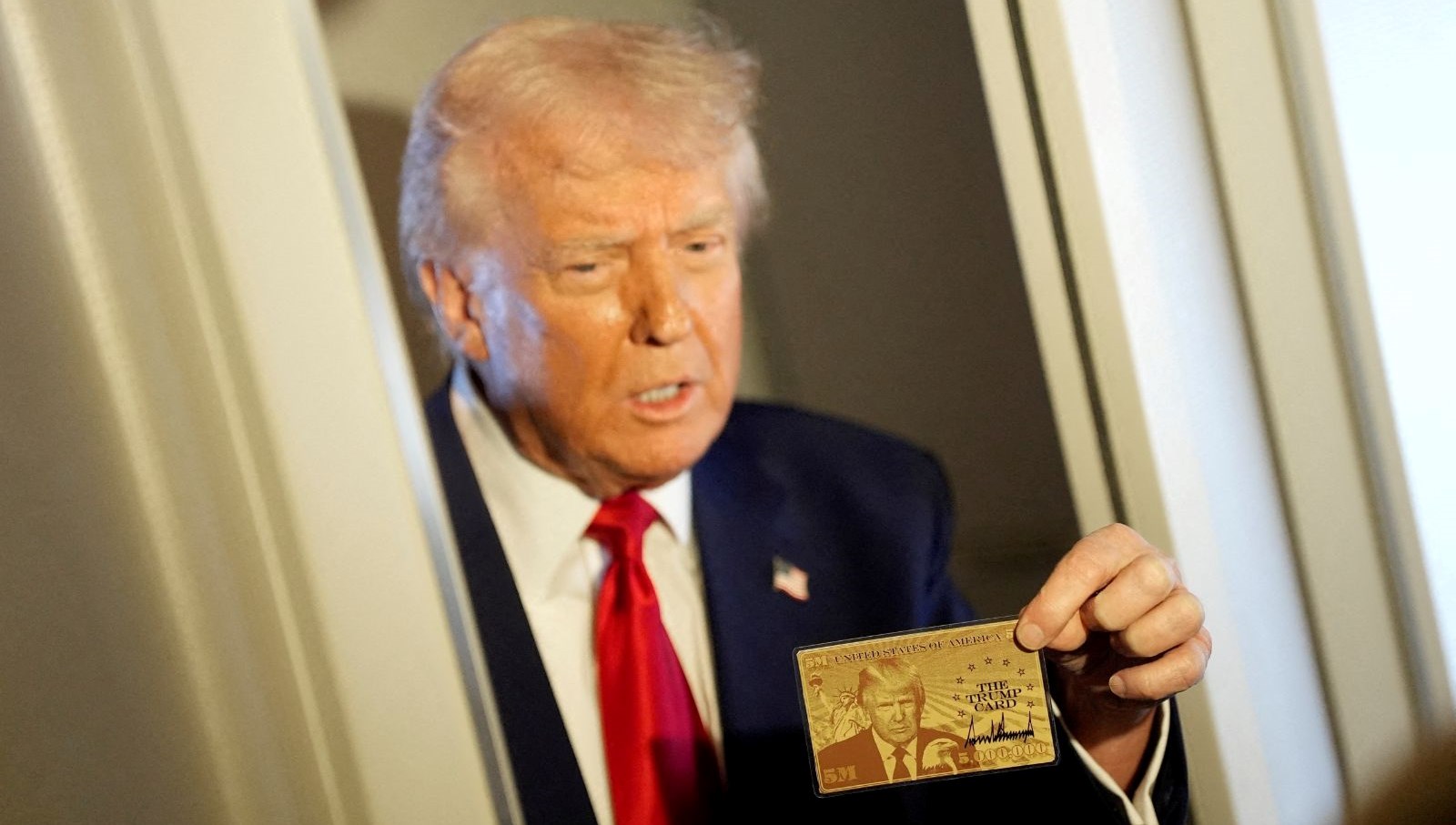 trumpin 5 milyon dolarlik altin karti uzerinde kendi resmi var N98Ot7ZR