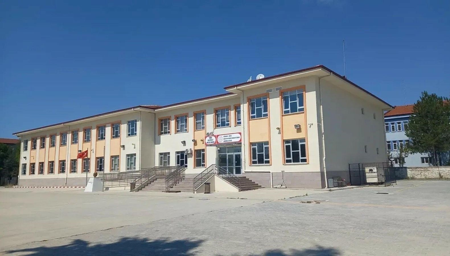 tuketim tarihi gecmis ayran dagitilan 19 ogrenci zehirlendi ZclsMT3h