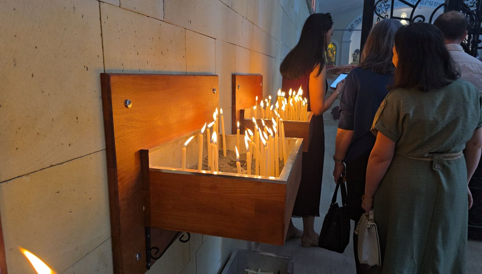 Türkiye'nin tek Ermeni mahallesinde Paskalya ayini: İlahiler okundu, mumlar yakıldı 69 turkiyenin tek ermeni mahallesinde paskalya ayini ilahiler okundu mumlar yakildi g3ztgt85