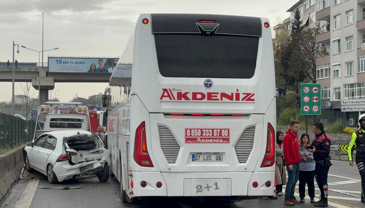 uskudarda zincirleme trafik kazasi 3 yarali OHuKeWUP