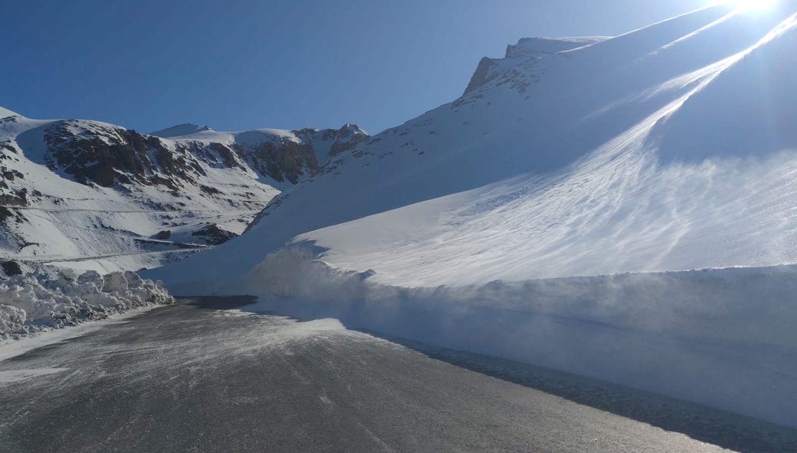 van bahcesaray karayolu ulasima acildi LNYmq63N