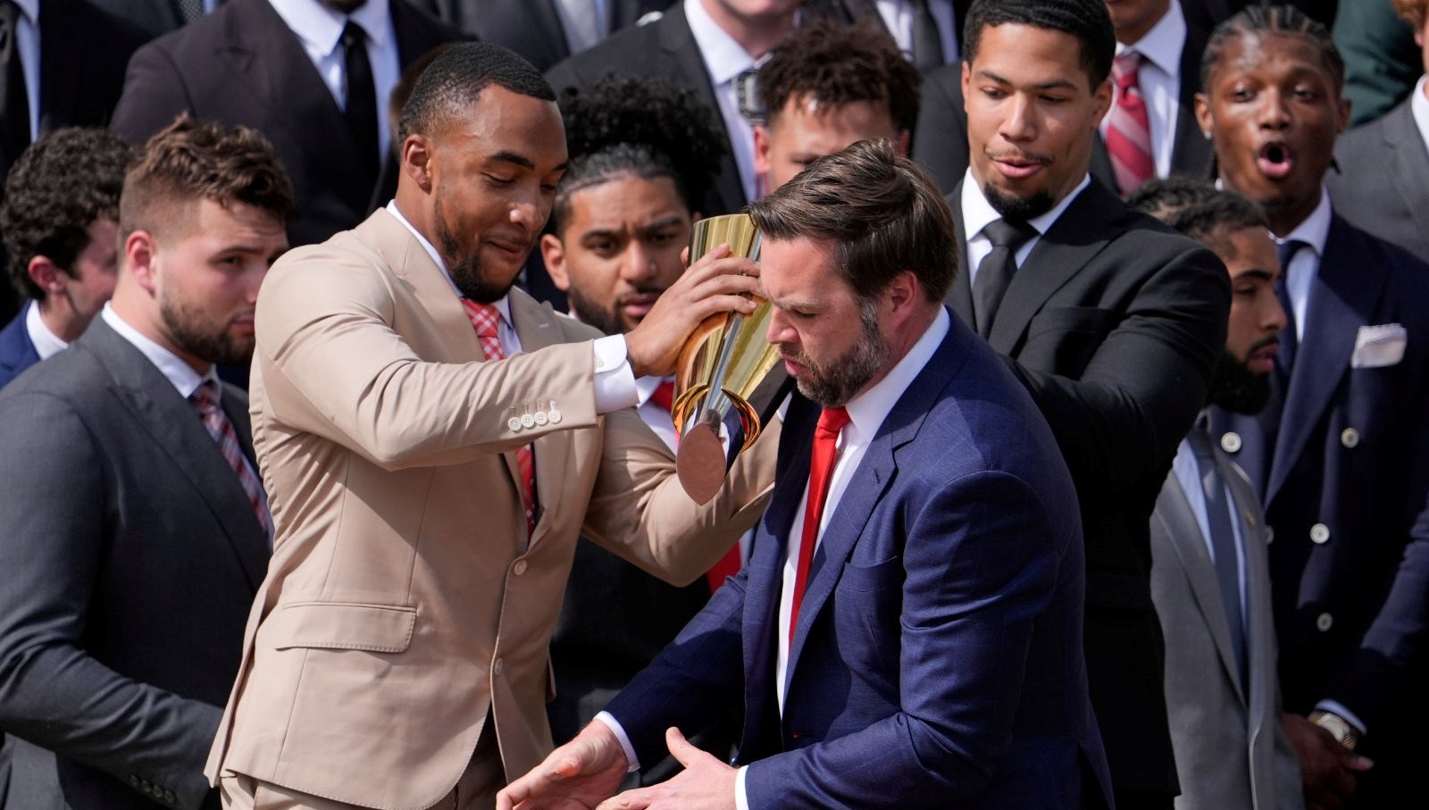 Vance’ın Beyaz Saray sakarlığı: Şampiyonluk kupasını düşürdü 71 vancein beyaz saray sakarligi sampiyonluk kupasini dusurdu ULXrppSY