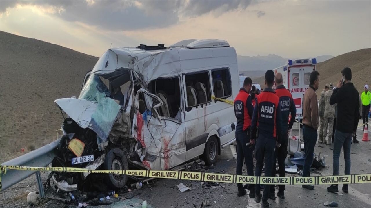 vanda minibusle kamyonet carpisti 6 olu 13 yarali Gk1nMhKK