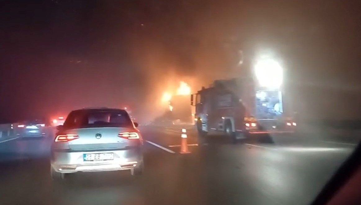 yavuz sultan selim koprusunde tir yangini bKvhU5v2